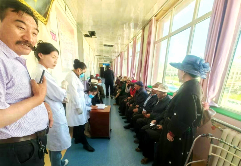 2治多县妇幼保健院等待义诊的患者.png